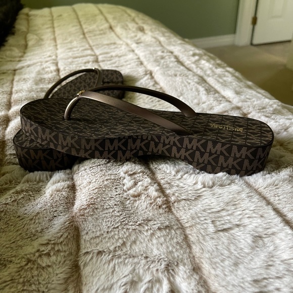 Michael Kors Flip-Flops Size 9 - Picture 2 of 2
